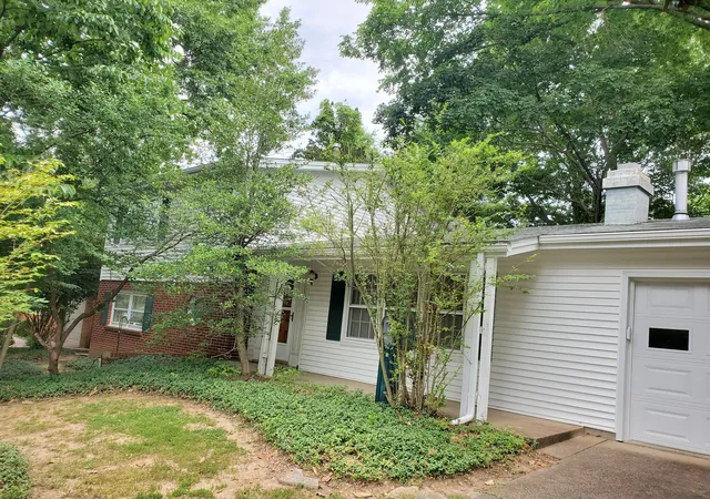 Homes for sale in Carbondale, IL | 807 S Glenview Dr, Carbondale, IL 62901 | MLS# 12670611