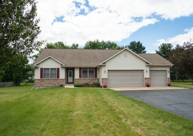 Homes for sale in Rochelle, IL | 10092 Raindance Dr E, Rochelle, IL 61068 | MLS# 12670817