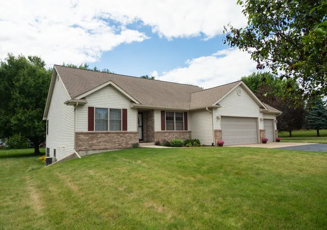 Homes for sale in Rochelle, IL | 10092 Raindance Dr E, Rochelle, IL 61068 | MLS# 12670817