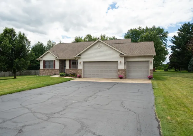 Homes for sale in Rochelle, IL | 10092 Raindance Dr E, Rochelle, IL 61068 | MLS# 12670817