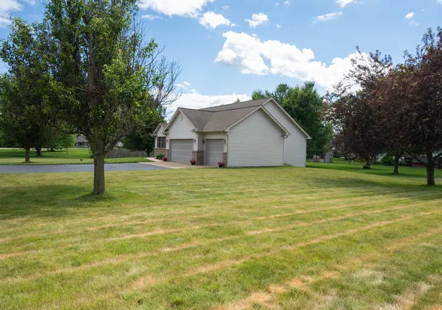Homes for sale in Rochelle, IL | 10092 Raindance Dr E, Rochelle, IL 61068 | MLS# 12670817