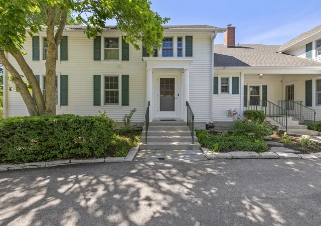 3rd image of 332 Old Sutton Rd, Barrington Hills, IL 60010 | MLS# 12670862