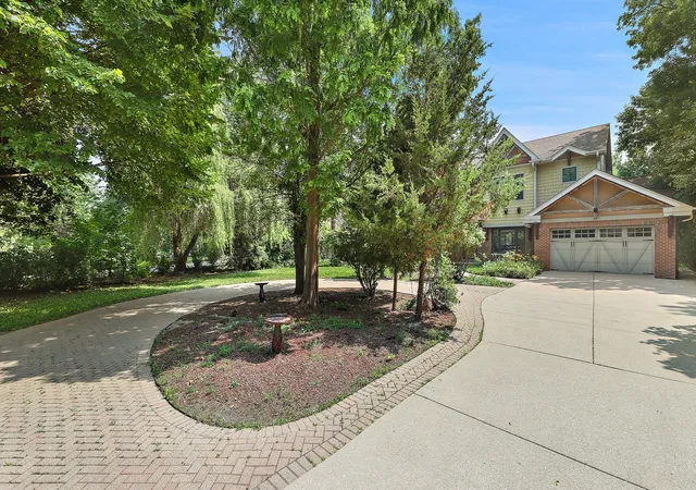 Photo 3 of Single family home for sale at 827 S Arlington Hts Rd, Arlington Heights, IL 60005 | MLS# 12670937 | Listing updated on 2026-10-20