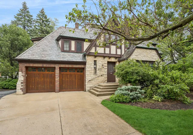 Homes for sale in Oak Park, IL | 610 N Oak Park Ave, Oak Park, IL 60302 | MLS# 12671178