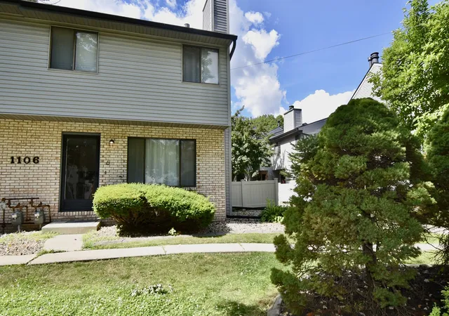 Homes for sale in Bloomington, IL | 1106 E Jefferson St #6, Bloomington, IL 61701 | MLS# 12671338