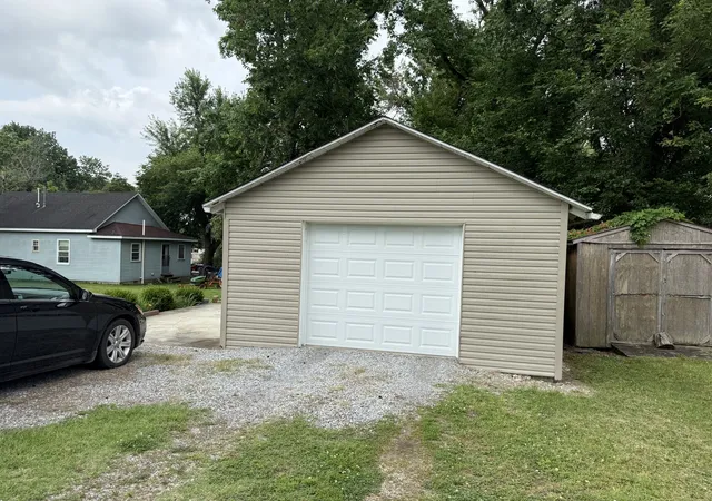 3rd image of 78 Academy St, Eldorado, IL 62930 | MLS# 12671517