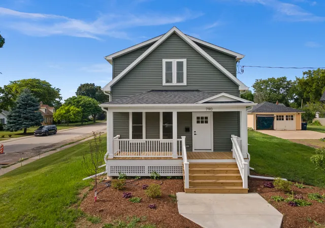 3rd image of 790 Wing St, Elgin, IL 60123 | MLS# 12671792