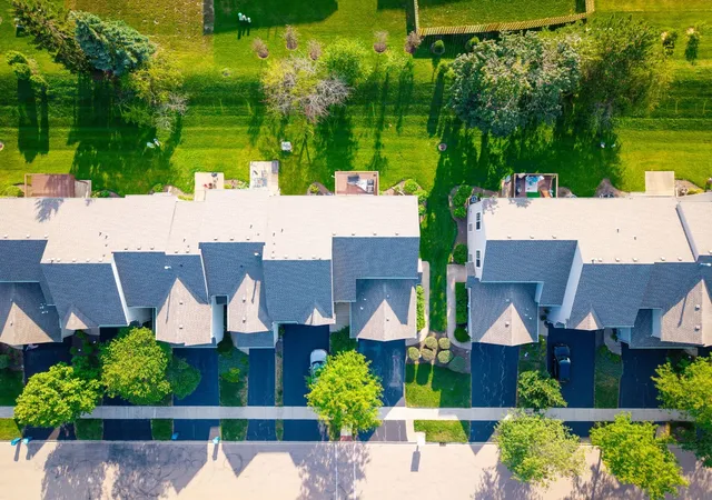 2nd image of 1909 Misty Ridge Ln, Aurora, IL 60503