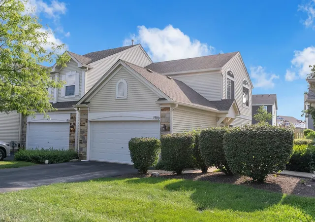 Photo 3 of Condo for sale at 1909 Misty Ridge Ln #1909, Aurora, IL 60503 | MLS# 12671801 | Listing updated on 2026-08-31