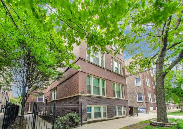 Homes for sale in Chicago, IL | 1918 W Cullom Ave #G, Chicago, IL 60613 | MLS# 12672096
