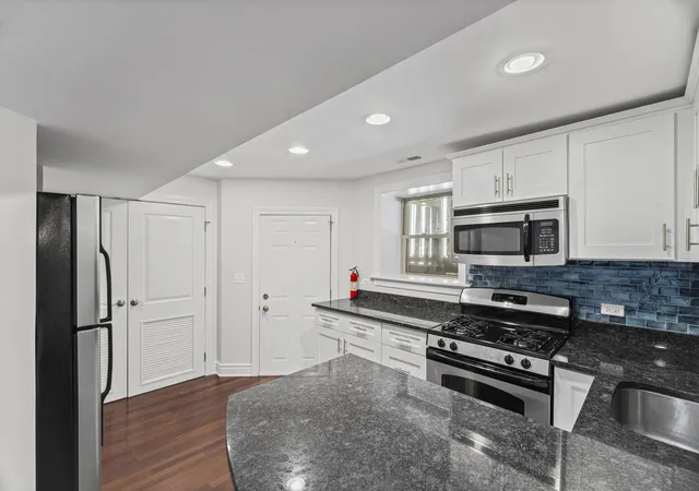 Homes for sale in Chicago, IL | 1918 W Cullom Ave #G, Chicago, IL 60613 | MLS# 12672096