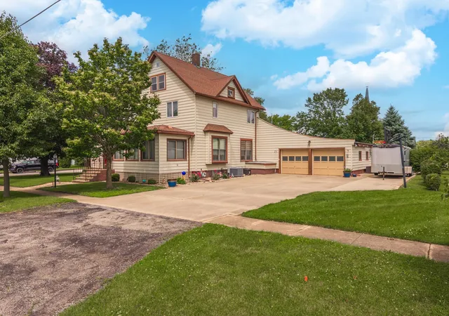 Homes for sale in Chatsworth, IL | 415 N 4th St, Chatsworth, IL 60921 | MLS# 12672212