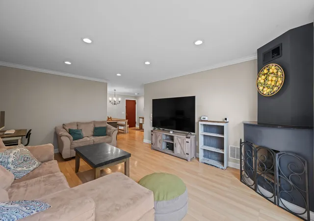Homes for sale in Wheeling, IL | 1575 Sandpebble Dr #337, Wheeling, IL 60090 | MLS# 12672606