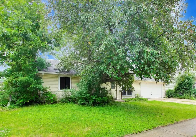 2nd image of 619 Parkside Cir, Streamwood, IL 60107 | MLS# 12672641