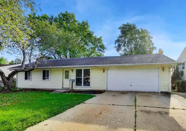 Photo 2 of Single family home for sale at 619 Parkside Cir, Streamwood, IL 60107 | MLS# 12672641 | Listing updated on 2026-10-04