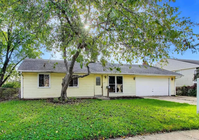 Photo 3 of Single family home for sale at 619 Parkside Cir, Streamwood, IL 60107 | MLS# 12672641 | Listing updated on 2026-10-04