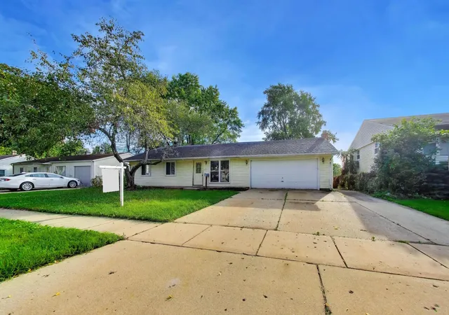Photo 3 of Single family home for sale at 619 Parkside Cir, Streamwood, IL 60107 | MLS# 12672641 | Listing updated on 2026-10-04