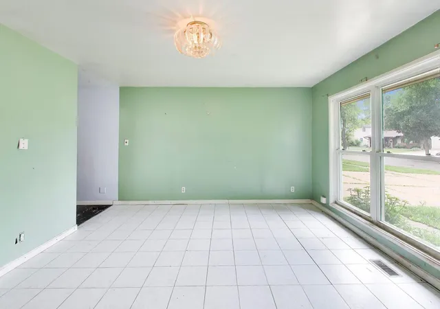 5th image of 619 Parkside Cir, Streamwood, IL 60107 | MLS# 12672641