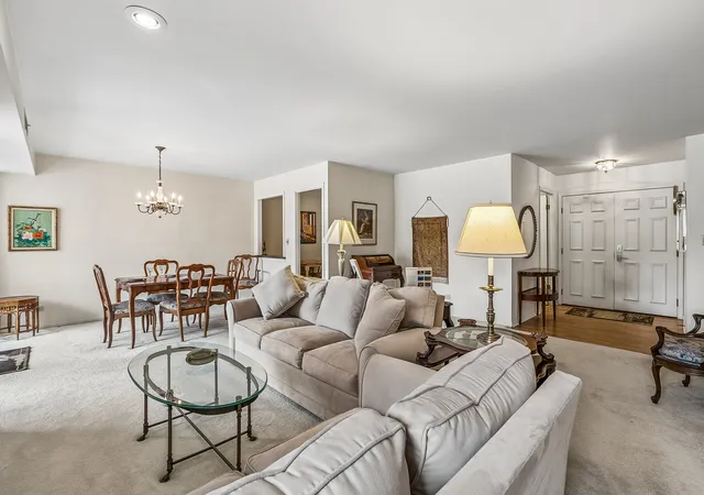 Listing Photo 5 - Condo for sale in building located at 207 Rivershire Ln, Lincolnshire, IL 60069 - Unit #207