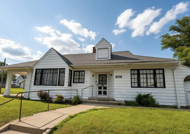 Photo 1 of Single family home for sale at 609 Dubois St, Lawrenceville, IL 62439 | MLS# 12672789 | Listing updated on 2026-08-29