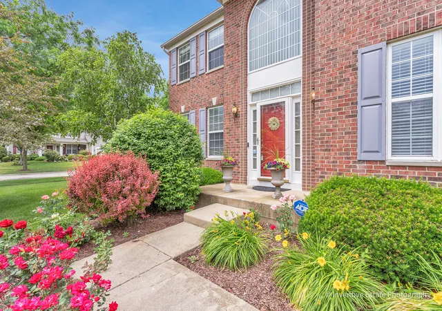 3rd image of 6096 Russell Dr, Hoffman Estates, IL 60192 | MLS# 12672908