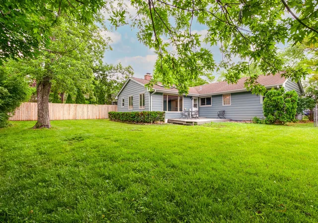 Homes for sale in Lindenhurst, IL | 2508 Highland Dr, Lindenhurst, IL 60046 | MLS# 12672983