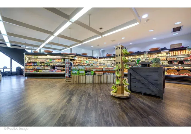 2nd image of 175 E Delaware Pl, Chicago, IL 60611