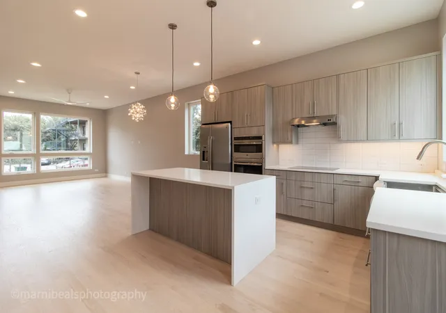 Homes for sale in Chicago, IL | 1221 E Marquette Rd, Chicago, IL 60637 | MLS# 12673209