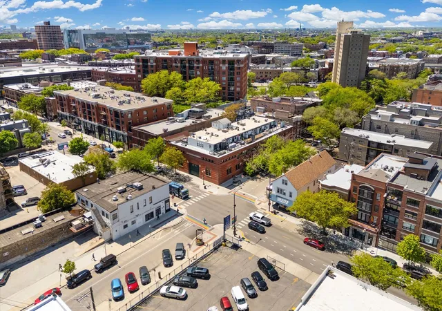 Homes for sale in Chicago, IL | 811 W Aldine Avenue, Chicago, IL 60657 | Houzeo