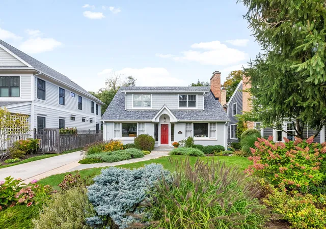 Photo 2 of Sale Pending at 222 E Center Ave, Lake Bluff, IL 60044 | MLS# 12673357 | Listing updated on 2026-09-27