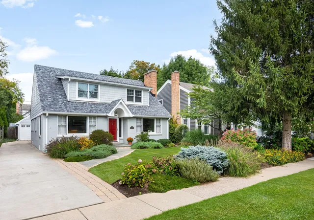 Photo 3 of Sale Pending at 222 E Center Ave, Lake Bluff, IL 60044 | MLS# 12673357 | Listing updated on 2026-09-27
