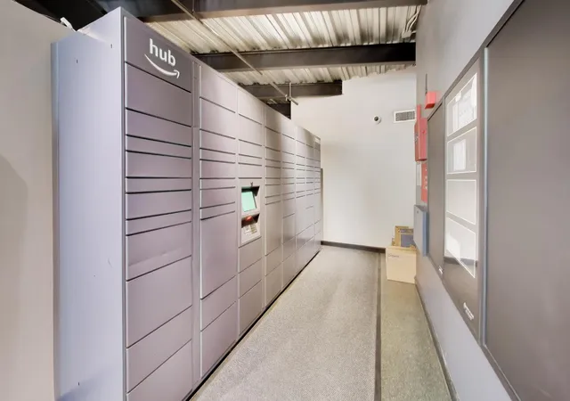 2nd image of 616 W Fulton St, Chicago, IL 60661