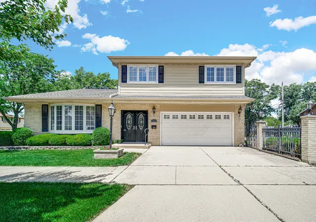 Homes for sale in Elmhurst, IL | 495 E Park Manor Ct, Elmhurst, IL 60126 | MLS# 12673363