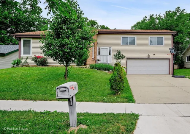 2nd image of 290 Loveland Dr, Glendale Heights, IL 60139 | MLS# 12673474