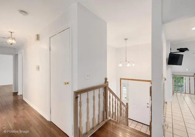 3rd image of 290 Loveland Dr, Glendale Heights, IL 60139 | MLS# 12673474