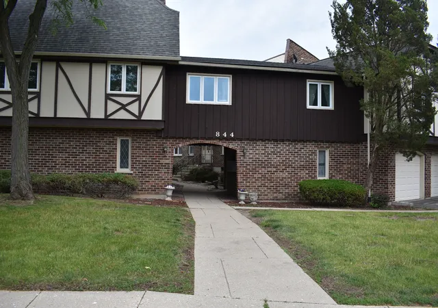 Homes for sale in West Dundee, IL | 844 Village Quarter Rd #B5, West Dundee, IL 60118 | MLS# 12673514