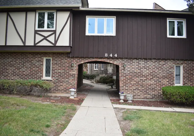 Homes for sale in West Dundee, IL | 844 Village Quarter Road, West Dundee, IL 60118 | Houzeo