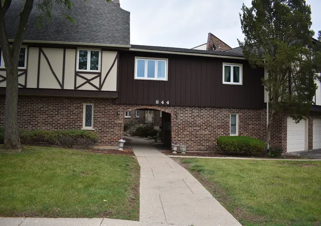 Homes for sale in West Dundee, IL | 844 Village Quarter Rd #B5, West Dundee, IL 60118 | MLS# 12673514