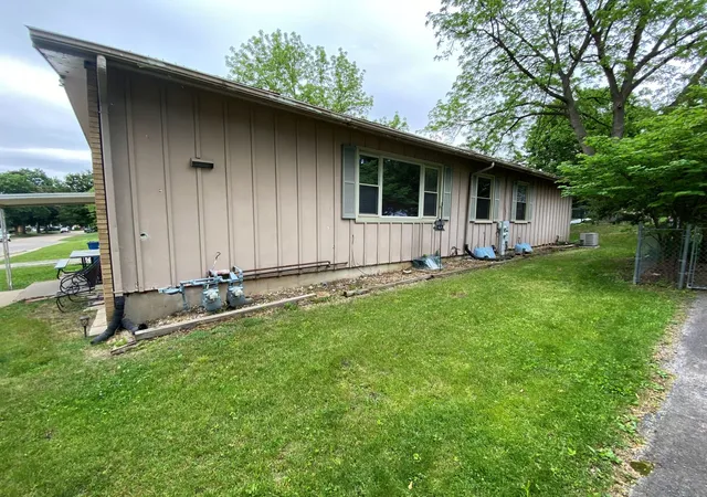 Listing Photo 2 - Condo for sale in building located at 1004 Hemlock Ave, Dixon, IL 61021 - Unit #