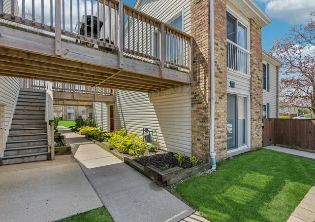 2nd image of 1981 Kenilworth Cir, Hoffman Estates, IL 60169
