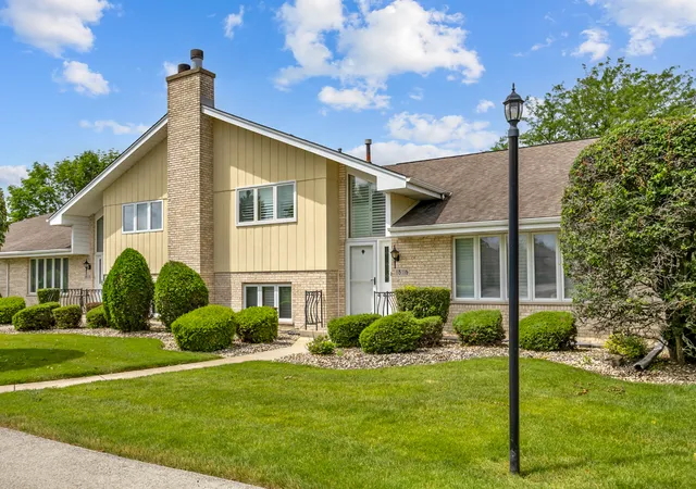 Homes for sale in Orland Park, IL | 18116 John Charles Dr, Orland Park, IL 60467 | MLS# 12673786