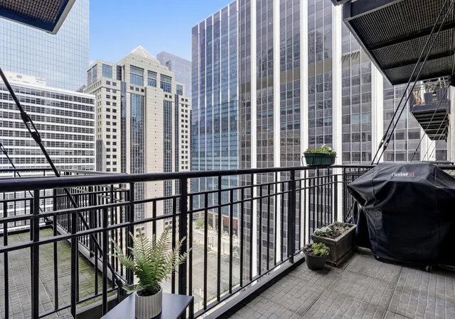 Homes for sale in Chicago, IL | 212 W Washington St W #1707, Chicago, IL 60606 | MLS# 12673996