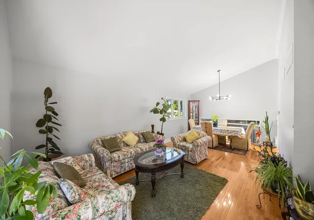 3rd image of 307 Terry Ln, Bloomingdale, IL 60108 | MLS# 12674136
