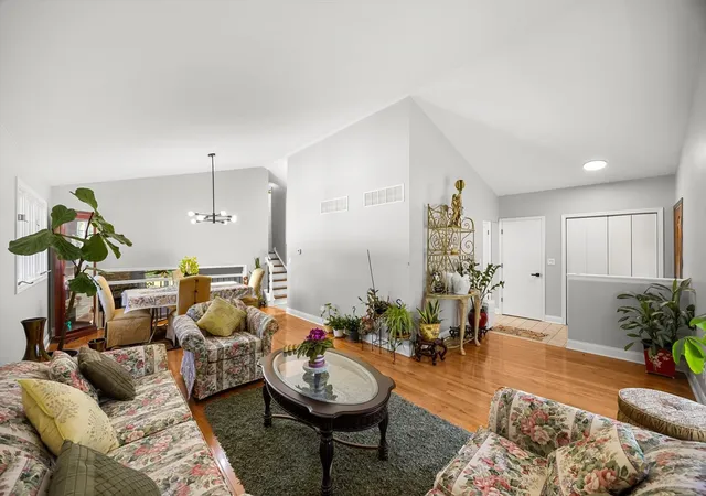 4th image of 307 Terry Ln, Bloomingdale, IL 60108 | MLS# 12674136