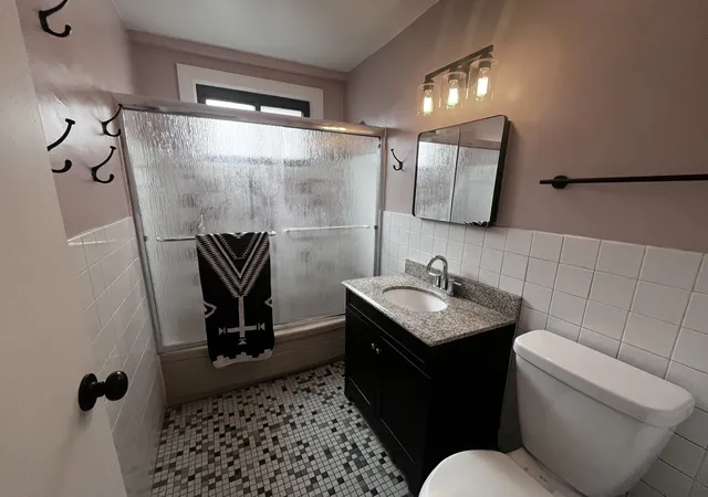 2nd image of 6300 N Sheridan Rd, Chicago, IL 60660