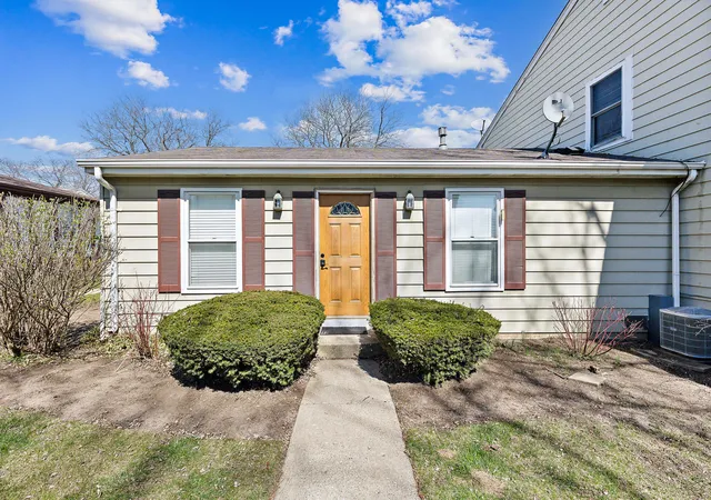 Homes for sale in Vernon Hills, IL | 307 Farmington Ln, Vernon Hills, IL 60061 | MLS# 12674323