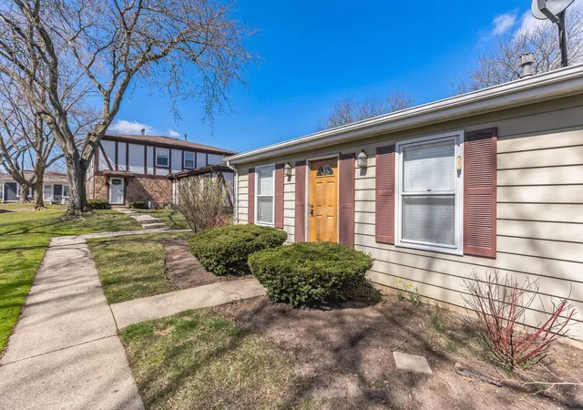 Homes for sale in Vernon Hills, IL | 307 Farmington Ln, Vernon Hills, IL 60061 | MLS# 12674323