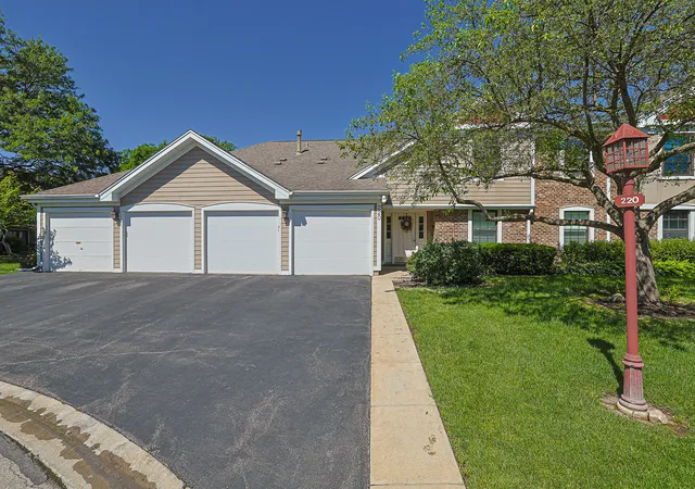 Homes for sale in Schaumburg, IL | 220 Oak Knoll Ct #B2, Schaumburg, IL 60193 | MLS# 12674361