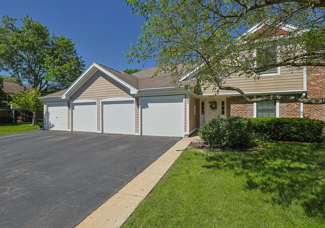 Homes for sale in Schaumburg, IL | 220 Oak Knl Ct, Schaumburg, IL 60193