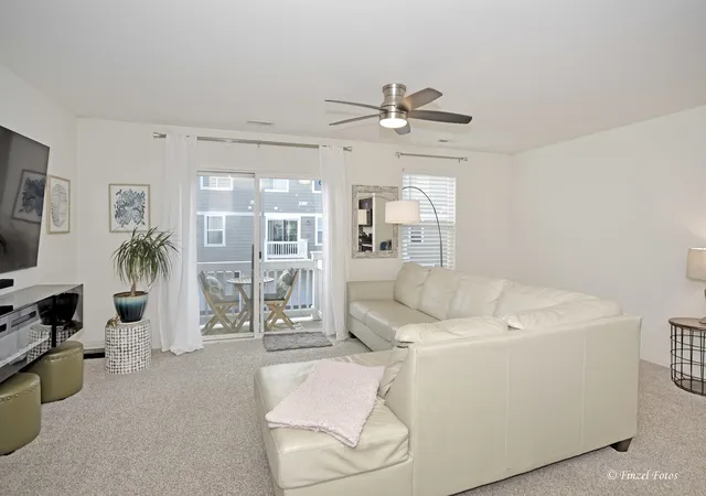 Photo 4 of Townhouse for sale at 3834 Gansett Pkwy, Elgin, IL 60124 | MLS# 12674425 | Listing updated on 2026-09-21